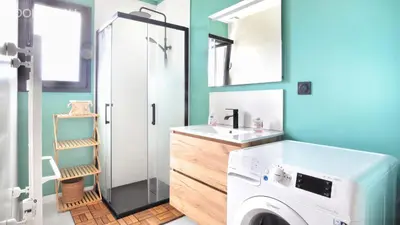 Salle de bains dans l'établissement Gîtes Rozanna avec accès Piscine et SPA JACUZZI