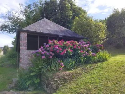Jardin de l'établissement Chalet des Roches Roche d'Oëtre Suisse Normande