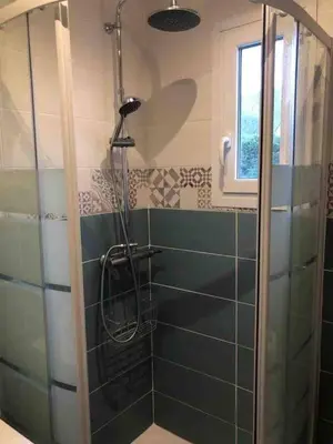 Salle de bains dans l'établissement La maison bleue