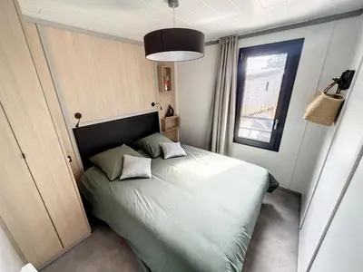 Un ou plusieurs lits dans un hébergement de l'établissement Chalet standing, 6 couchages, piscine chauffée, terrasse privée, proche plage et commerces - FR-1-361-520