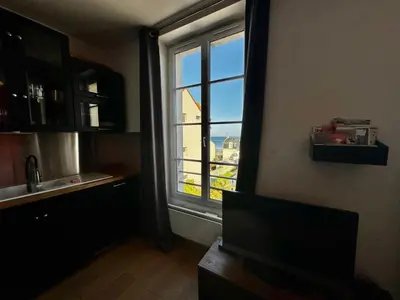 Cuisine ou kitchenette dans l'établissement La Vigie - 30 m de la mer, petite vue mer