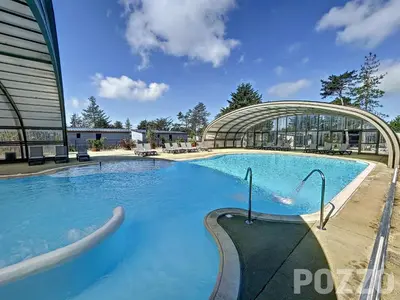 Piscine de l'établissement Chalet à Jullouville - 6 couchages, piscine chauffée, proche plage et commerces - FR-1-361-521 ou située à proximité