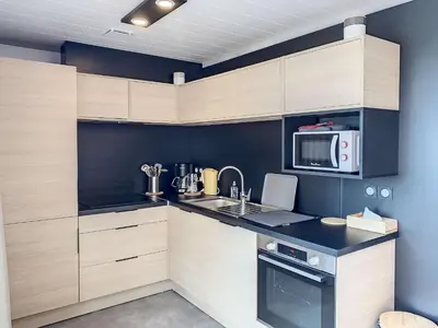 Cuisine ou kitchenette dans l'établissement Chalet à Jullouville - 6 couchages, piscine chauffée, proche plage et commerces - FR-1-361-521