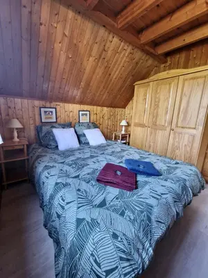 Un ou plusieurs lits dans un hébergement de l'établissement Chalet 6 pers avec piscine