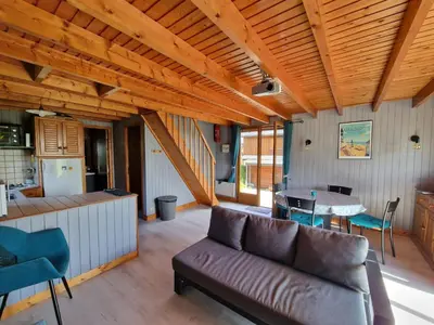 Coin salon dans l'établissement Chalet 6 pers avec piscine