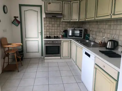 Cuisine ou kitchenette dans l'établissement Maison familiale à 1km de la mer
