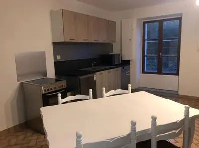 Cuisine ou kitchenette dans l'établissement Location saisonnière à Cogles