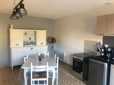 Cuisine ou kitchenette dans l'établissement Location saisonnière à Cogles