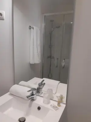 Salle de bains dans l'établissement Hôtel de La Croix de Malte