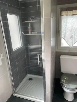 Salle de bains dans l'établissement Plage du Débarquement. Maison bord de Mer