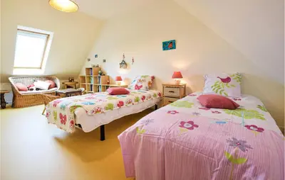Un ou plusieurs lits dans un hébergement de l'établissement Beautiful Home In Créances With Wifi