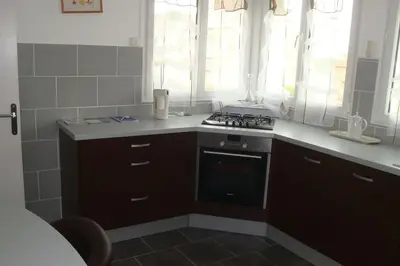 Cuisine ou kitchenette dans l'établissement MAISON GRAND LUXE PROX. STVAAST LA HOUGUE-BARFLEUR