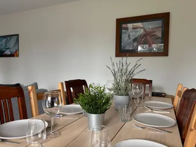 Coin salon dans l'établissement La Fromagerie Maison lumineuse et spacieuse beau séjour 5 chambres 2 wc 1 salle d'eau grand jardin clos 5mn à pied commerces 10 mn plage Omaha Beach proche plages du débarquement