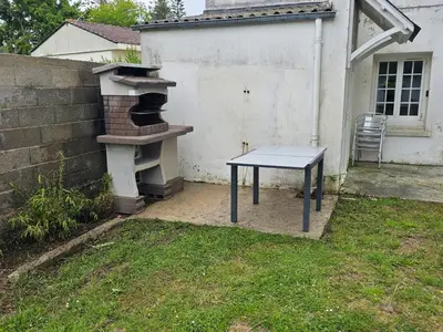 Jardin de l'établissement La Fromagerie Maison lumineuse et spacieuse beau séjour 5 chambres 2 wc 1 salle d'eau grand jardin clos 5mn à pied commerces 10 mn plage Omaha Beach proche plages du débarquement