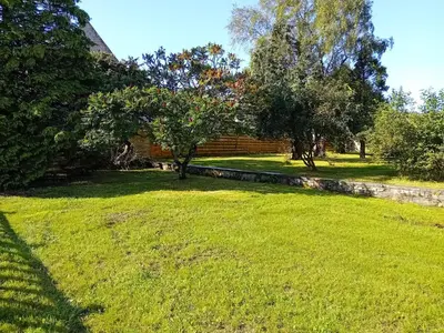 Jardin de l'établissement La Fromagerie Maison lumineuse et spacieuse beau séjour 5 chambres 2 wc 1 salle d'eau grand jardin clos 5mn à pied commerces 10 mn plage Omaha Beach proche plages du débarquement