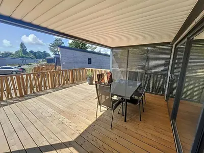 Balcon ou terrasse dans l'établissement Chalet à Jullouville - 6 couchages, piscine chauffée, près de la plage et commerces - FR-1-361-523
