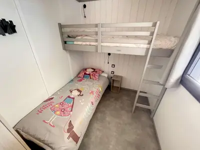 Un ou plusieurs lits dans un hébergement de l'établissement Chalet à Jullouville - 6 couchages, piscine chauffée, près de la plage et commerces - FR-1-361-523