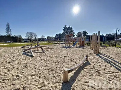 Aire de jeux pour enfants de l'établissement Chalet à Jullouville - 6 couchages, piscine chauffée, près de la plage et commerces - FR-1-361-523