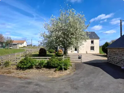 Jardin de l'établissement Maison calme individuelle proche du Mont st Michel