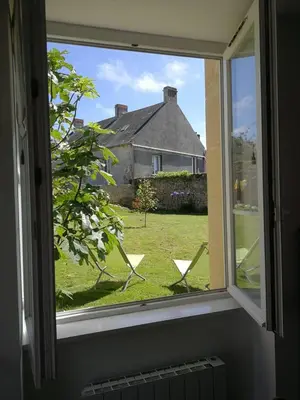 Jardin de l'établissement Jadis, l'école de Maisy, port et plage au bout de l'avenue