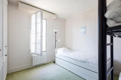 Un ou plusieurs lits dans un hébergement de l'établissement La Maison Cabourgeaise proche mer