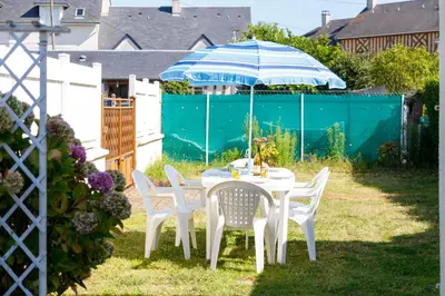 Jardin de l'établissement La Maison Cabourgeaise proche mer