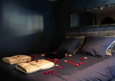 Un ou plusieurs lits dans un hébergement de l'établissement Loveroom En Aparté Caen