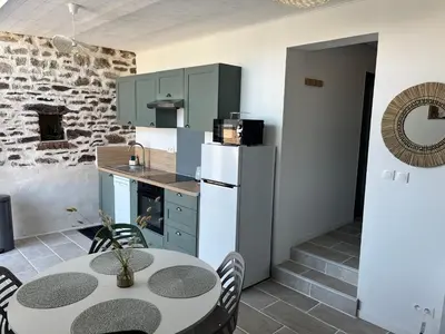 Cuisine ou kitchenette dans l'établissement L Entre-Deux-Gîtes à Saint-Marcan-Baie du Mont-Saint-Michel