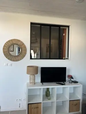Télévision ou salle de divertissement dans l'établissement L Entre-Deux-Gîtes à Saint-Marcan-Baie du Mont-Saint-Michel