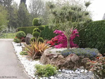 Jardin de l'établissement Maison confortable avec jardin fleuri et spa, proche de la Suisse Normande - FR-1-497-188