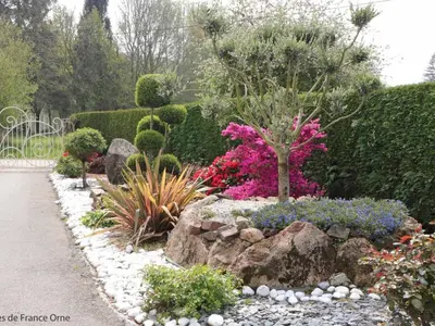 Jardin de l'établissement Maison confortable avec jardin fleuri et spa, proche de la Suisse Normande - FR-1-497-188