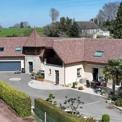 Maison confortable avec jardin fleuri et spa
