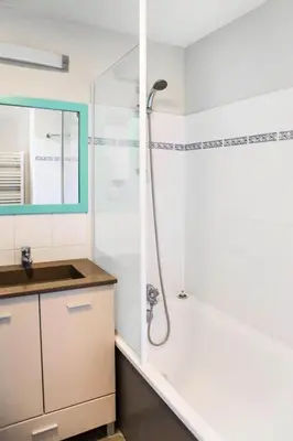 Salle de bains dans l'établissement Résidence Port Guillaume - maeva Home - 3 Pièces 6 Personnes Sélection MAE-1552