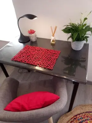 Coin salon dans l'établissement Charmant appartement proche du centre ville