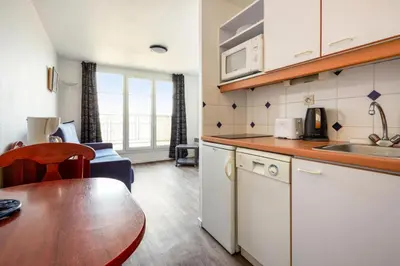 Cuisine ou kitchenette dans l'établissement Résidence Port Guillaume - maeva Home - Studio 2 personnes Sélection MAE-3802