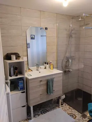 Salle de bains dans l'établissement Maison rénovée