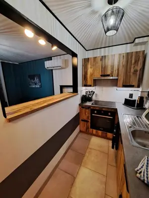 Cuisine ou kitchenette dans l'établissement Eco-Logis le 50, maison avec jardins et terrasse privatifs