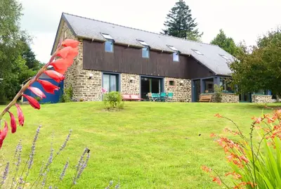 Jardin de l'établissement REVES DE BAIE - Chambre d'hôtes COSY avec table BIO et MASSAGES - Vue panoramique exceptionnelle