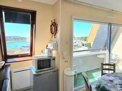 Cuisine ou kitchenette dans l'établissement Duplex mer F2 TV Fibre 5 vélos à disposition