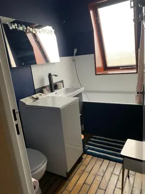 Salle de bains dans l'établissement Duplex mer F2 TV Fibre 5 vélos à disposition