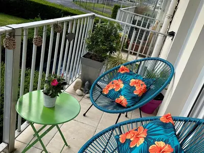 Balcon ou terrasse dans l'établissement Charmant 2 pièces, balcon, proche centre-ville Cabourg, 4 pers, parking sécurisé - FR-1-487-360