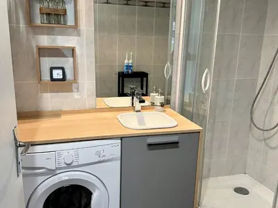 Salle de bains dans l'établissement Charmant 2 pièces, balcon, proche centre-ville Cabourg, 4 pers, parking sécurisé - FR-1-487-360