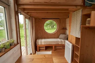 Un ou plusieurs lits dans un hébergement de l'établissement Tiny house near the Mont-Saint-Michel