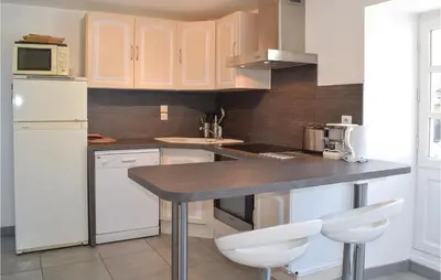 Cuisine ou kitchenette dans l'établissement Gorgeous Apartment In Ponts With Wifi