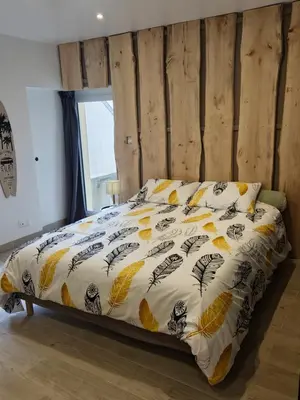 Un ou plusieurs lits dans un hébergement de l'établissement les deux pieds sous la couette