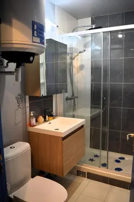 Salle de bains dans l'établissement Le Petit Matelot, studio fonctionnel avec loggia