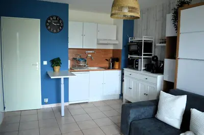 Cuisine ou kitchenette dans l'établissement Le Petit Matelot, studio fonctionnel avec loggia
