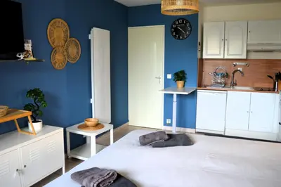 Cuisine ou kitchenette dans l'établissement Le Petit Matelot, studio fonctionnel avec loggia