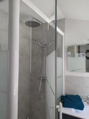 Salle de bains dans l'établissement CAP MANVIEUX Gîtes