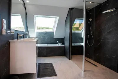 Salle de bains dans l'établissement Manava Villa vue mer et Mont Saint Michel piscine intérieure